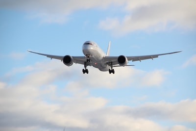 空を飛んでいる飛行機