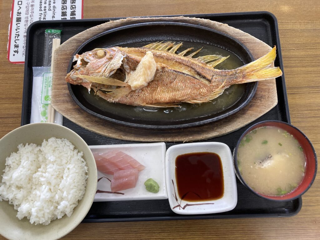 魚のバター焼き定食
魚と刺身と魚汁と白米